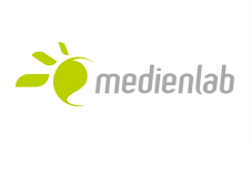 Logo mit grünem Blatt-Symbol und grauem Schriftzug "medienlab". Transparenter Hintergrund.