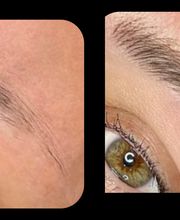 Voor en na microblading van wenkbrauwen; links dun, rechts voller en gedefinieerd.