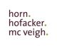 Textlogo mit den Namen: horn, hofacker, mc veigh in Braun; grüne Punkte dahinter.