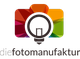 Logo mit bunter Kamera und Glühbirne, Text: "die fotomanufaktur" in Schwarz.