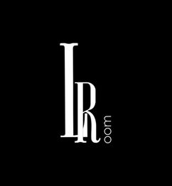 Schwarz-weißer Schriftzug "LR room" auf schwarzem Hintergrund.