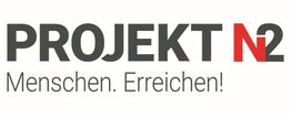 Logo mit Text "PROJEKT N2" und Slogan "Menschen. Erreichen!" in schwarzer und roter Schrift.