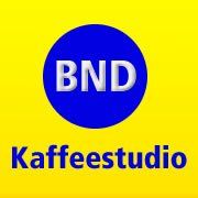 BND Kaffestudio-Logo mit blauem Kreis und gelbem Hintergrund.