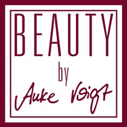 'Beauty by Anke Voigt' auf weißem Hintergrund in bordeauxfarbenem Rahmen.