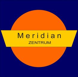 Blaues Quadrat mit oranger Kreis und gelbem Banner: "Meridian Zentrum".