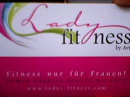 "Logo von Lady Fitness, rosa Hintergrund, Text: Fitness nur für Frauen, Webseite angegeben."