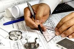 Mani che disegnano su una mappa con penna e righello, strumenti di ingegneria sul tavolo.