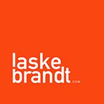Weiße Schrift "laske brandt" auf orangem Hintergrund.