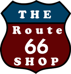 Schild im Stil einer Route-66-Straßenmarkierung mit Text "The Route 66 Shop" in Weiß.