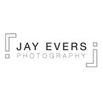Logo mit Text "Jay Evers Photography", minimalistisch mit eckigen Klammern verziert.