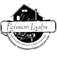 Logo der Pension Laabs mit Hausmotiv und Text "Bei freundlicher Atmosphäre in Berlin Schönefeld".