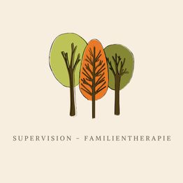 Drei stilisierte Bäume über dem Text "Supervision - Familientherapie" auf beigem Hintergrund.