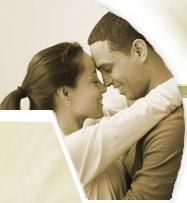 Paar umarmt sich liebevoll und lächelt einander an.