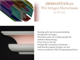 Bild mit bunten Stuckprofilen und Werbung für Deko-Stuck-24, Anbieter von Hartschaumprofilen.