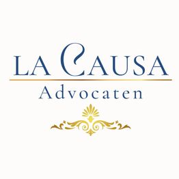 Logo van La Causa Advocaten met sierlijke gouden elementen op een witte achtergrond.