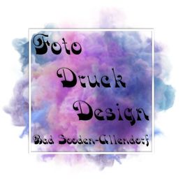 "Text 'Foto Druck Design Bad Sooden-Allendorf' auf lila-blauem Rauchhintergrund."