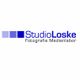 Logo von StudioLoske, Fotografie Medienlabor, mit drei blauen Quadraten links vom Text.