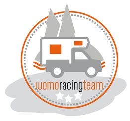 Wohnmobil-Logo mit Bäumen und "womoracingteam"-Text, stilisiert in Grau und Orange.
