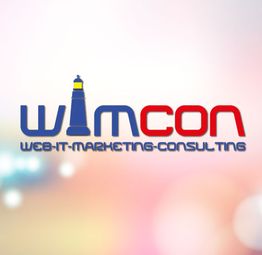 WIMCON-Logo mit Leuchtturmsymbol und Text "Web-IT-Marketing-Consulting" auf unscharfem Hintergrund.