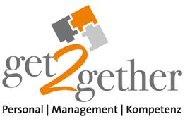 Logo mit Text "get2gether" und Puzzleteilen, darunter "Personal | Management | Kompetenz".