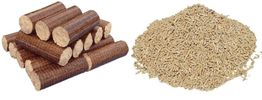 Holzbriketts links und Holzpellets rechts auf weißem Hintergrund.