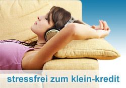 Frau entspannt auf Sofa mit Kopfhörern, Text: "stressfrei zum klein-kredit".