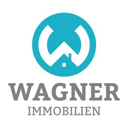 Logo von Wagner Immobilien mit blauem Kreis und weißem Haus. Text: Wagner Immobilien.