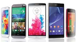 Cinco smartphones de diferentes marcas exibindo telas iniciais coloridas.