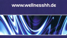 Blaue, wellenförmige Muster mit der Webadresse www.wellnesshh.de oben in Weiß.