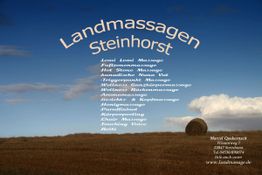 Textgrafik "Landmassagen Steinhorst" auf Landschaftsfoto mit Wolken und Heuballen im Feld.