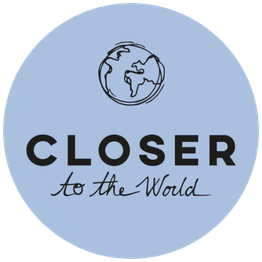 Logo avec un globe stylisé et le texte "Closer to the World" sur fond bleu clair.