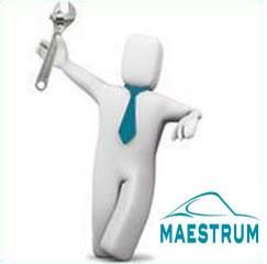 Figura con corbata azul sostiene una llave inglesa junto al logo de MAESTRUM con un contorno de auto.
