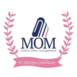 Logo mit Schriftzug "MOM" und rosa Kranz, dazu Text "10-jähriges Jubiläum".