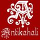 Rotes Logo mit dem Namen "Antikahali" in kunstvoller weißer Schrift.