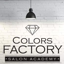 Lâmpada e logotipo "Colors Factory Salon Academy" em parede de tijolos brancos.
