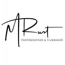 Logo mit Schriftzug: "MRust Photographer & Filmmaker" in stilisierter Schrift.