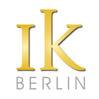 Goldenes "IK" über "Berlin" in grauer Schrift.