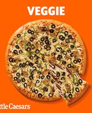 Pizza vegetariana de Little Caesars con champiñones, pimientos y aceitunas sobre fondo naranja.