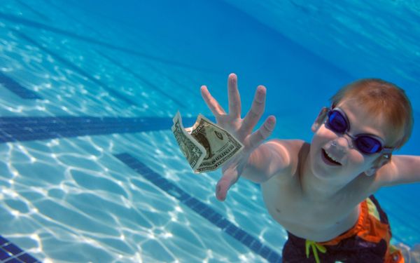 Kind greift nach Geld