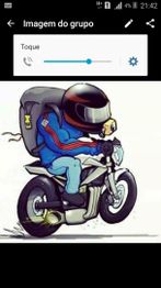 Desenho de motociclista em uniforme azul e capacete preto, empinando uma moto branca.