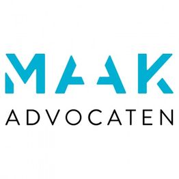 MAAK Advocaten logo met blauwe letters op een witte achtergrond.