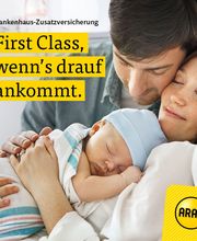 Familie kuschelt mit schlafendem Baby. Text: "First Class, wenn's drauf ankommt." ARAG-Logo.