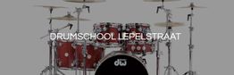 Drumstel met de tekst "Drumschool Lepelstraat" erop.