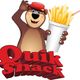 Orso con cappello rosso tiene patatine fritte. Testo rosso: "Quik Snack".