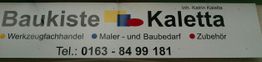Schild mit Firmenname "Baukiste Kaletta", Kontaktinfo, und Dienstleistungen für Bau und Malerbedarf.