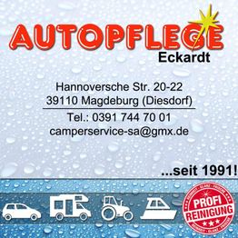 Autopflege-Werbung mit Kontaktinfo und Spezialfahrzeugen, Hintergrund mit Wassertropfen.