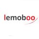 Logo mit dem Text "lemoboo" in schwarz und rot, geschwungene Linie am rechten Rand.