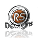 Logo mit den Buchstaben "RS" und dem Wort "Designs", spiegelnd auf schwarzem Hintergrund.