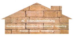 Ziegelwand in Hausform mit Text: AC Finanzdienstleistung, Baufinanzierung, Immobilien, Beratung.