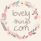 Blumenkranz mit Text "lovely-things.com" in der Mitte auf beigem Hintergrund.